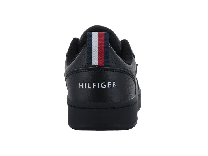 Tenis negros de corte bajo Tommy Hilfiger con suela plana y detalles perforados.