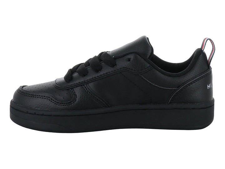 Tenis negros de corte bajo Tommy Hilfiger con suela plana y detalles perforados.