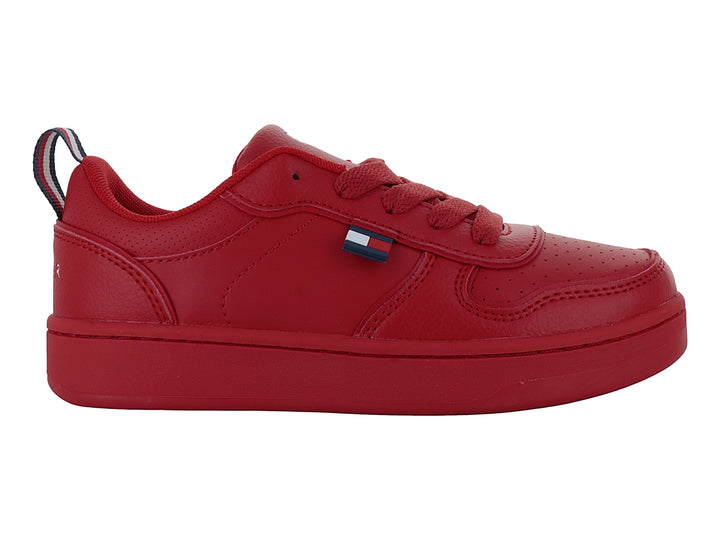 Tenis bajos de color rojo con suela plana y detalles en blanco y azul en la lengüeta trasera.
