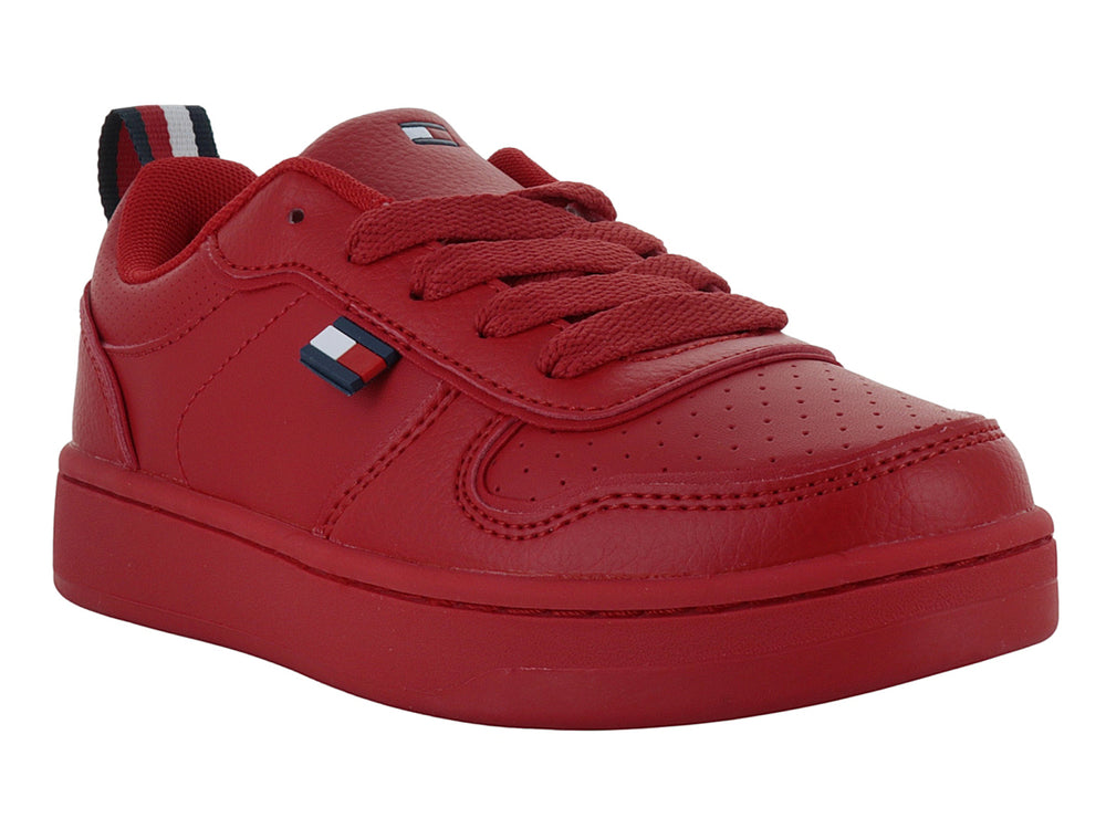 Tenis bajos de color rojo con suela plana y detalles en blanco y azul en la lengüeta trasera.