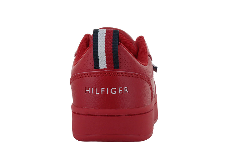 Tenis bajos de color rojo con suela plana y detalles en blanco y azul en la lengüeta trasera.