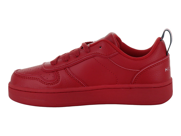 Tenis bajos de color rojo con suela plana y detalles en blanco y azul en la lengüeta trasera.