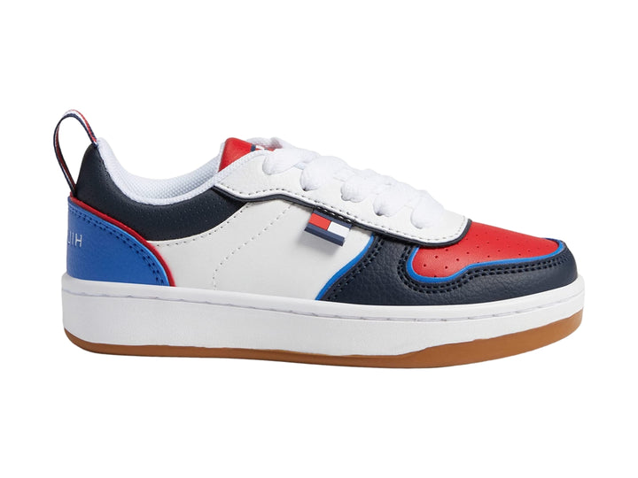 Tenis Tommy Hilfiger Cade Court Low en colores blanco, azul marino y rojo con suela color miel.