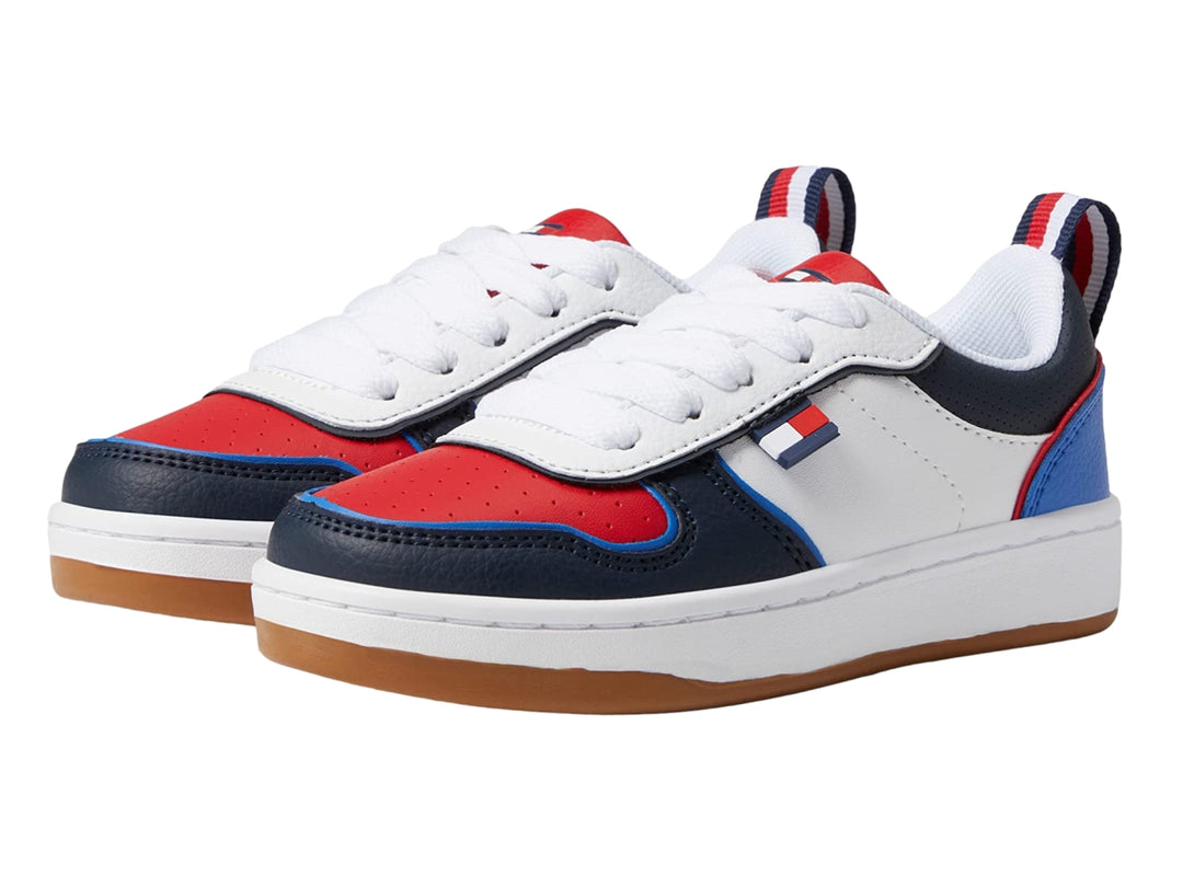 Tenis Tommy Hilfiger Cade Court Low en colores blanco, azul marino y rojo con suela color miel.