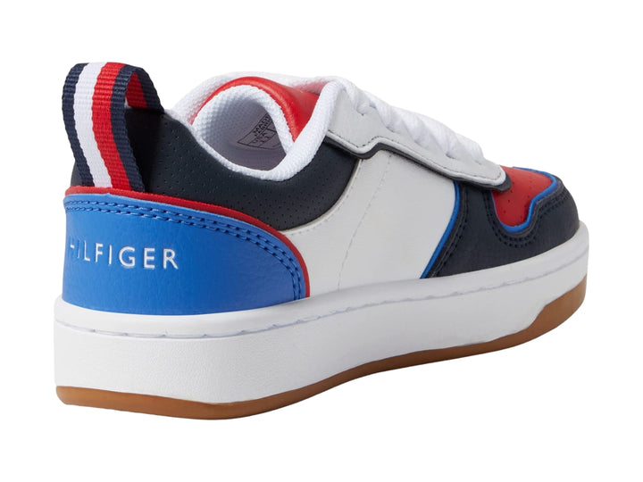 Tenis Tommy Hilfiger Cade Court Low en colores blanco, azul marino y rojo con suela color miel.