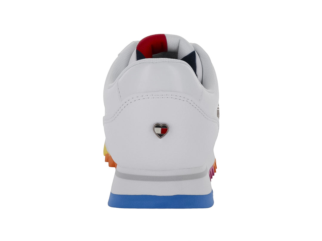 Tenis blancos Tommy Hilfiger con suela multicolor arcoíris y agujetas blancas.
