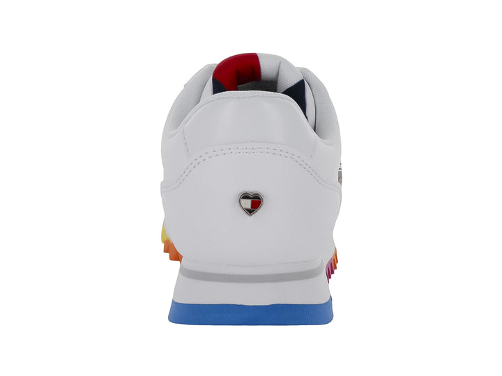 Tenis blancos Tommy Hilfiger con suela multicolor arcoíris y agujetas blancas.