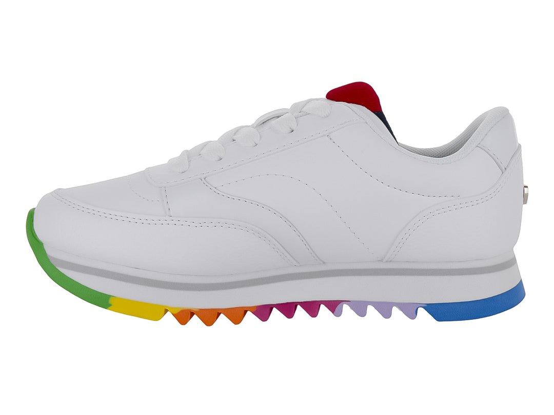 Tenis blancos Tommy Hilfiger con suela multicolor arcoíris y agujetas blancas.