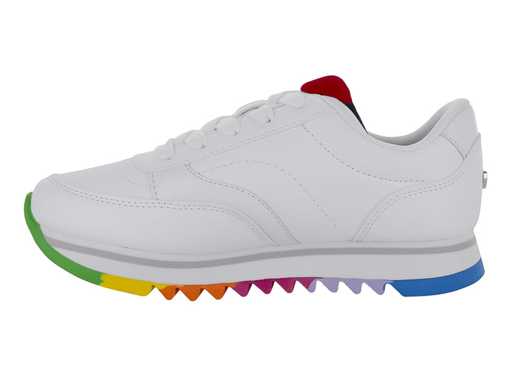 Tenis blancos Tommy Hilfiger con suela multicolor arcoíris y agujetas blancas.