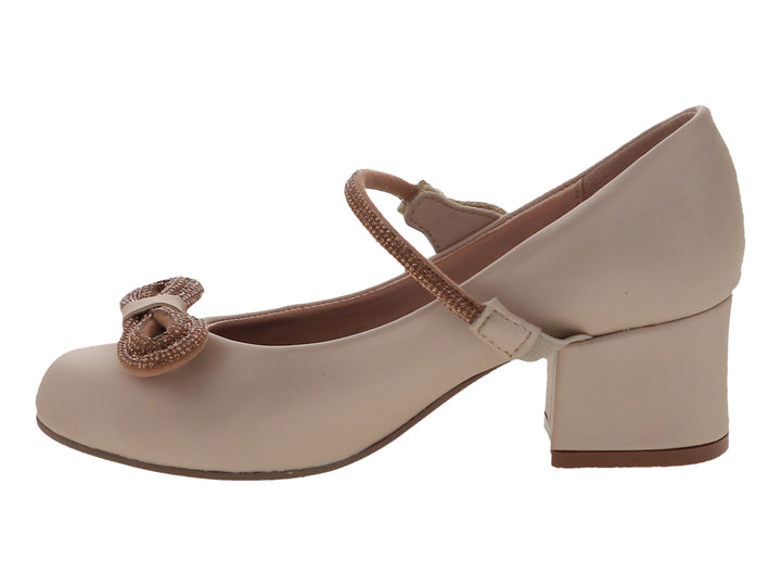 Zapato color perla con tacón cuadrado, correa y moño decorativo brillante.