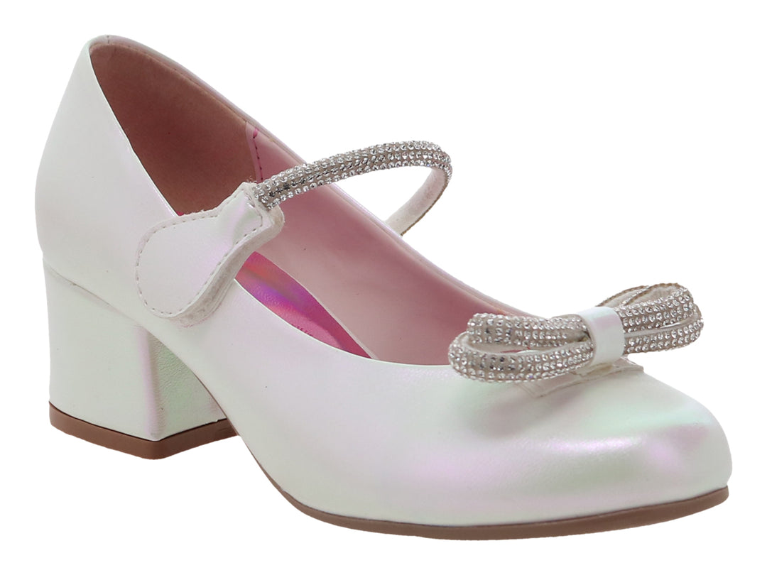 Zapato blanco para niña con tacón cuadrado, correa y moño adornados con brillantes.