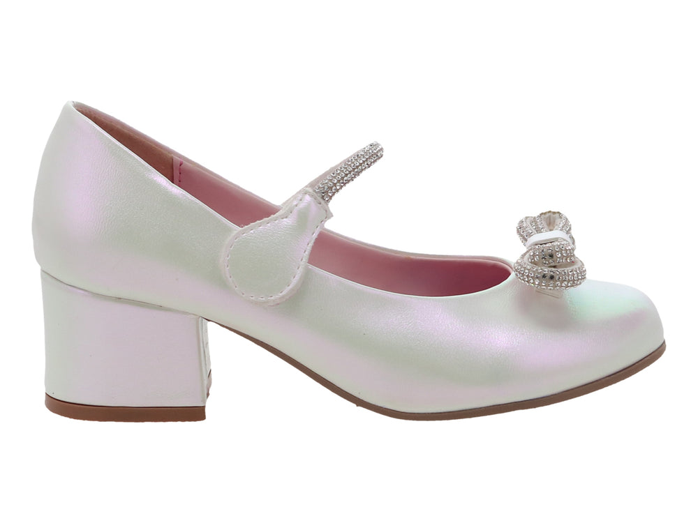 Zapato blanco para niña con tacón cuadrado, correa y moño adornados con brillantes.