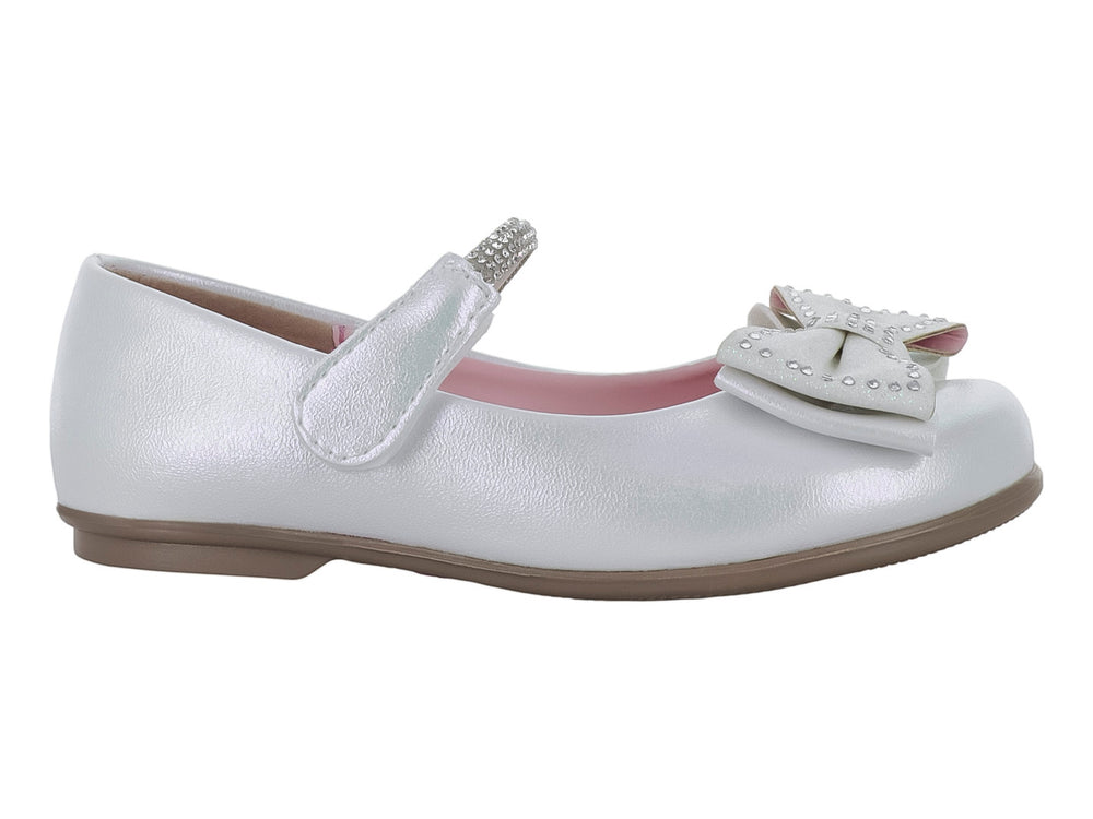 Zapato plano blanco para niña con moño adornado con pedrería y correa superior.