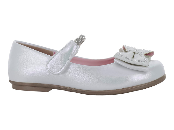 Zapato plano blanco para niña con moño adornado con pedrería y correa superior.