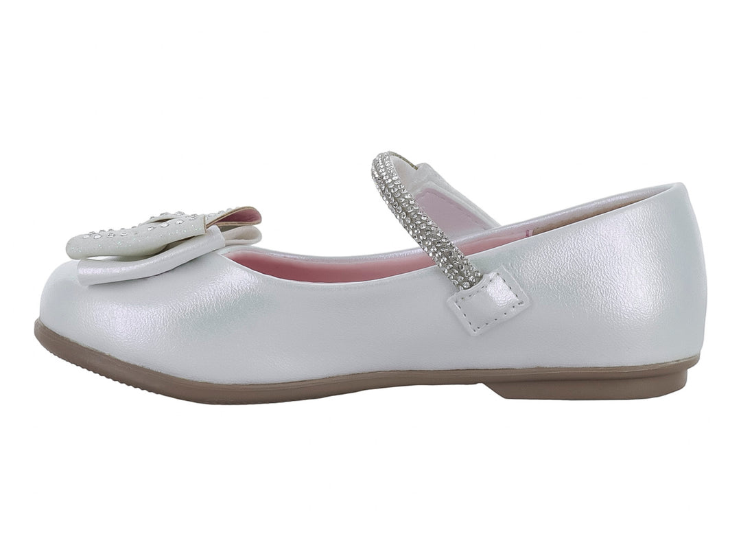 Zapato plano blanco para niña con moño adornado con pedrería y correa superior.