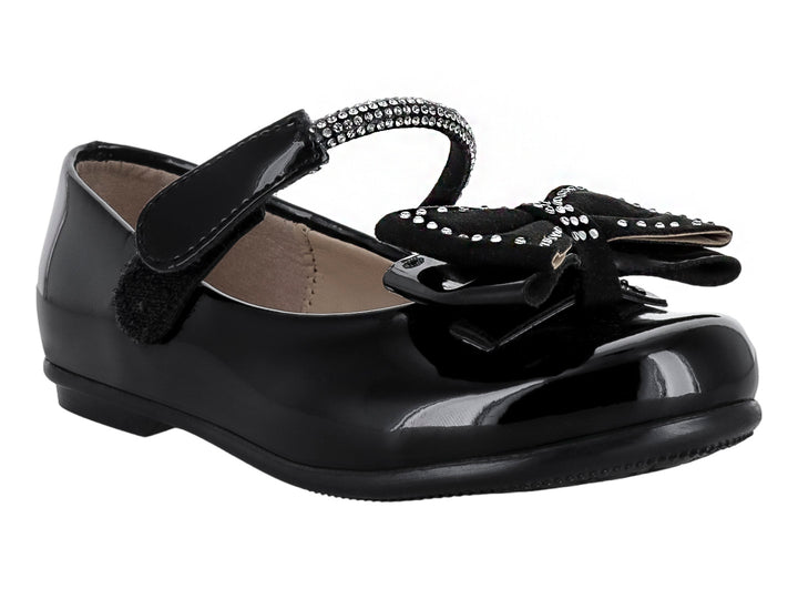 Zapato plano de charol negro con moño y detalles brillantes en la correa y el frente.