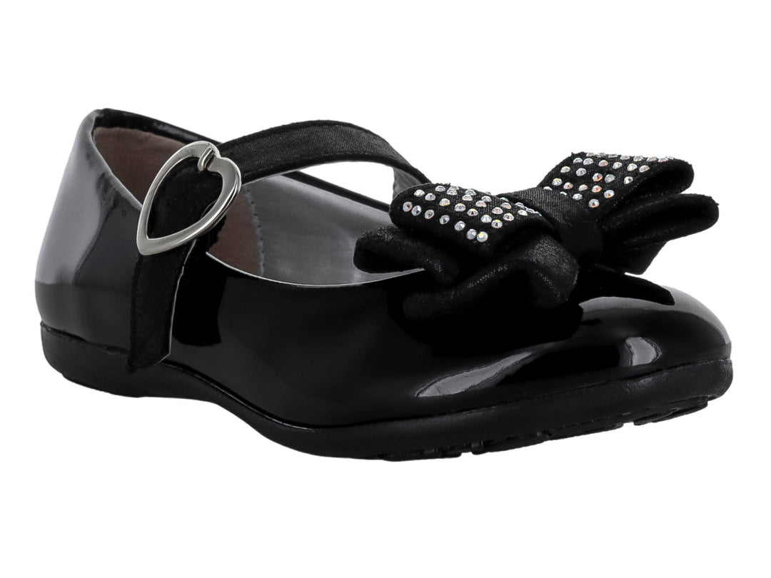 Zapato plano negro de charol con moño decorado y hebilla en forma de corazón.