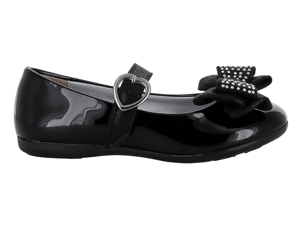 Zapato plano negro de charol con moño decorado y hebilla en forma de corazón.