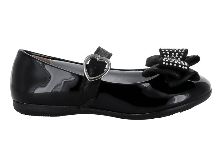 Zapato plano negro de charol con moño decorado y hebilla en forma de corazón.