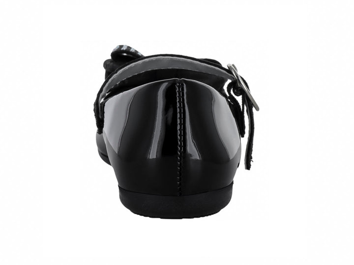 Zapato plano negro de charol con moño decorado y hebilla en forma de corazón.