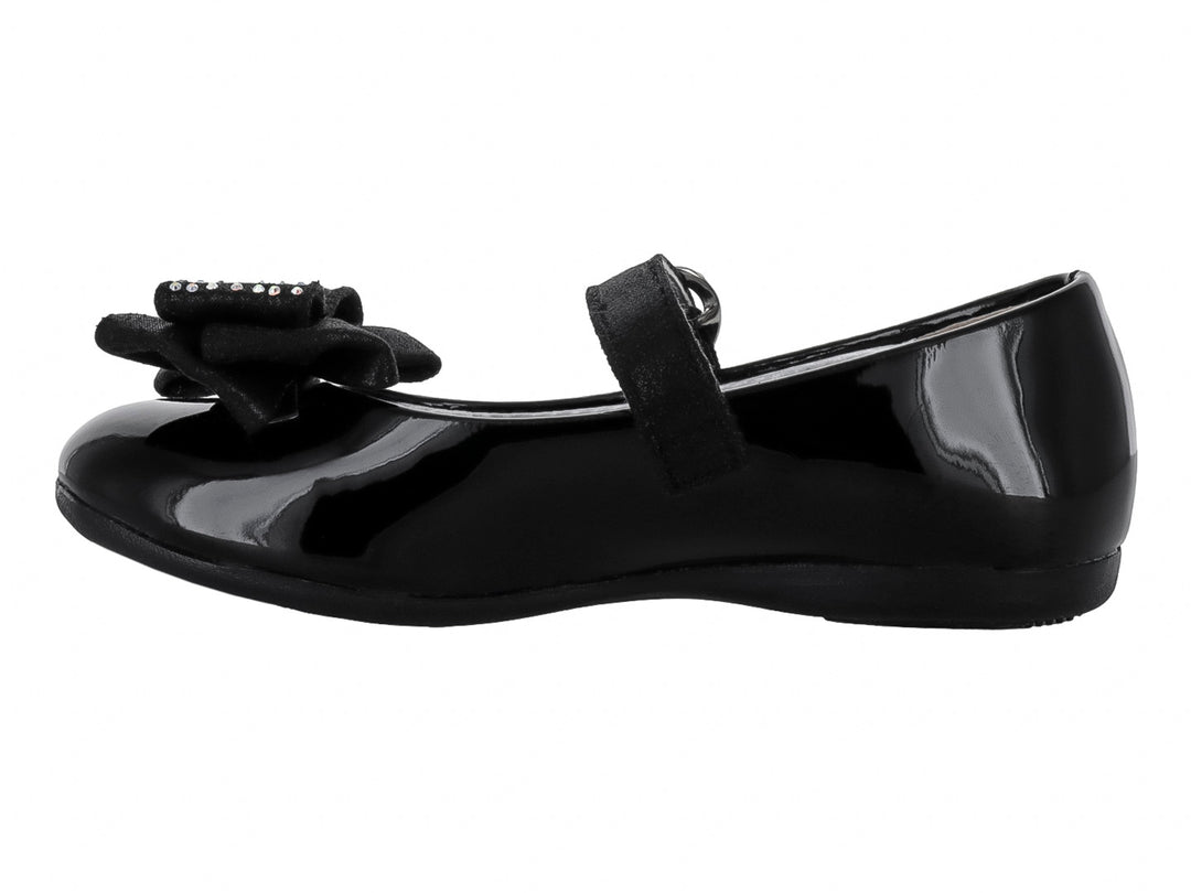 Zapato plano negro de charol con moño decorado y hebilla en forma de corazón.
