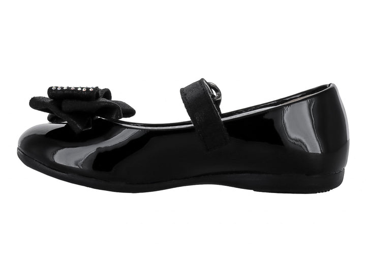 Zapato plano negro de charol con moño decorado y hebilla en forma de corazón.