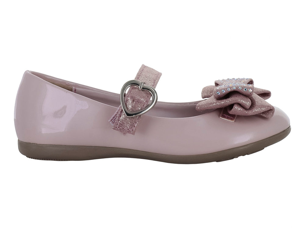 Zapato plano rosa claro de charol con moño decorativo y correa con hebilla en forma de corazón.