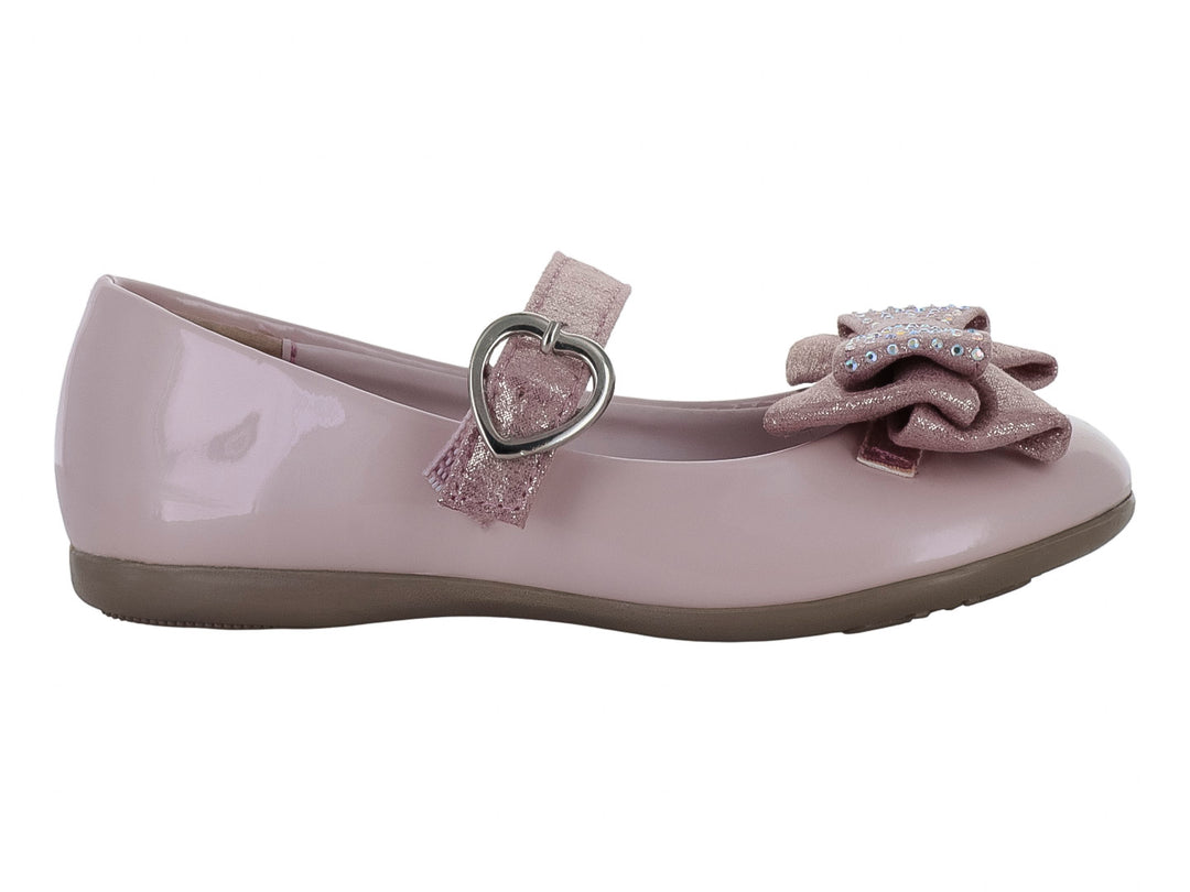 Zapato plano rosa claro de charol con moño decorativo y correa con hebilla en forma de corazón.