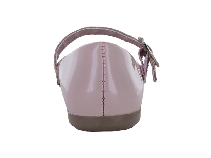 Zapato plano rosa claro de charol con moño decorativo y correa con hebilla en forma de corazón.