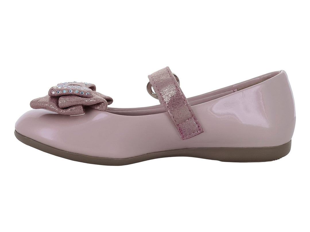 Zapato plano rosa claro de charol con moño decorativo y correa con hebilla en forma de corazón.