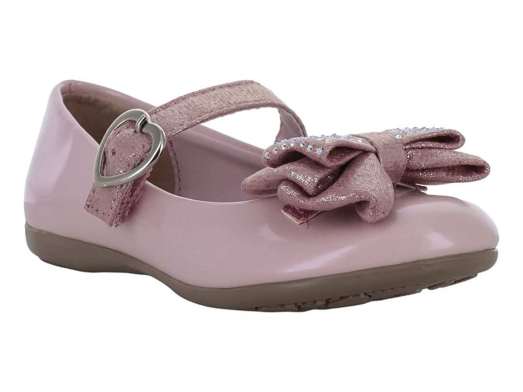 Zapato rosa claro de charol para niña con moño brillante y hebilla en forma de corazón.