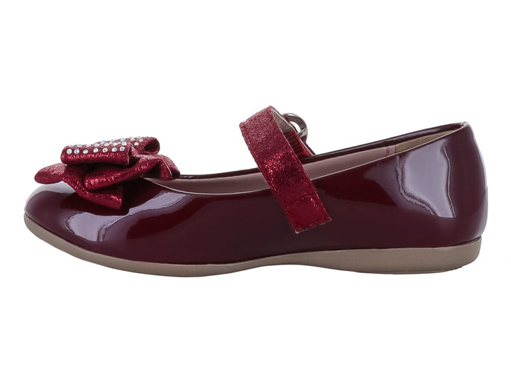 Zapato plano color vino de charol para niña con moño brillante y hebilla en forma de corazón.