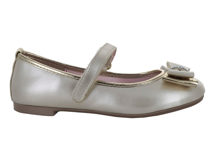 Zapato plano metálico color mercurio para Niña con moño decorado con pedrería y correa ajustable.
