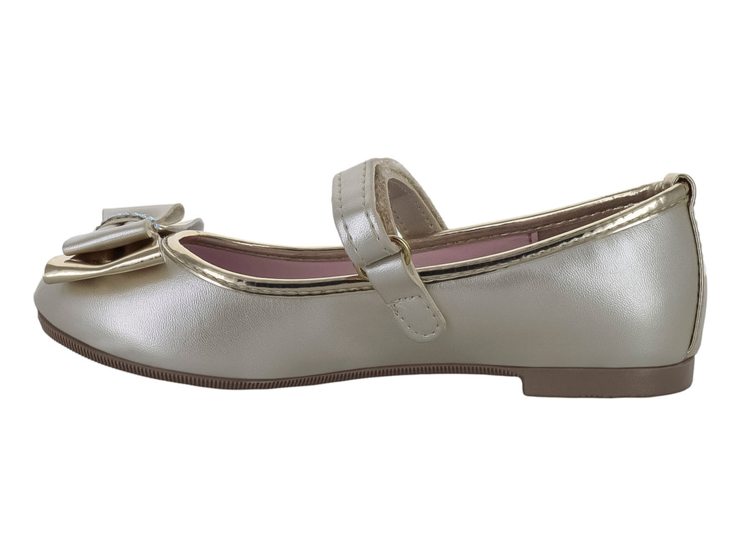 Zapato plano metálico color mercurio para Niña con moño decorado con pedrería y correa ajustable.