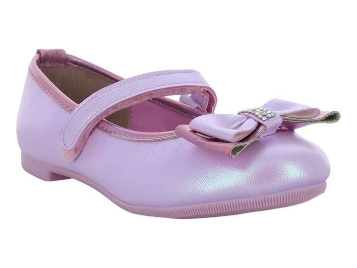 Zapato plano color rosa para niña con moño decorativo y correa de ajuste.