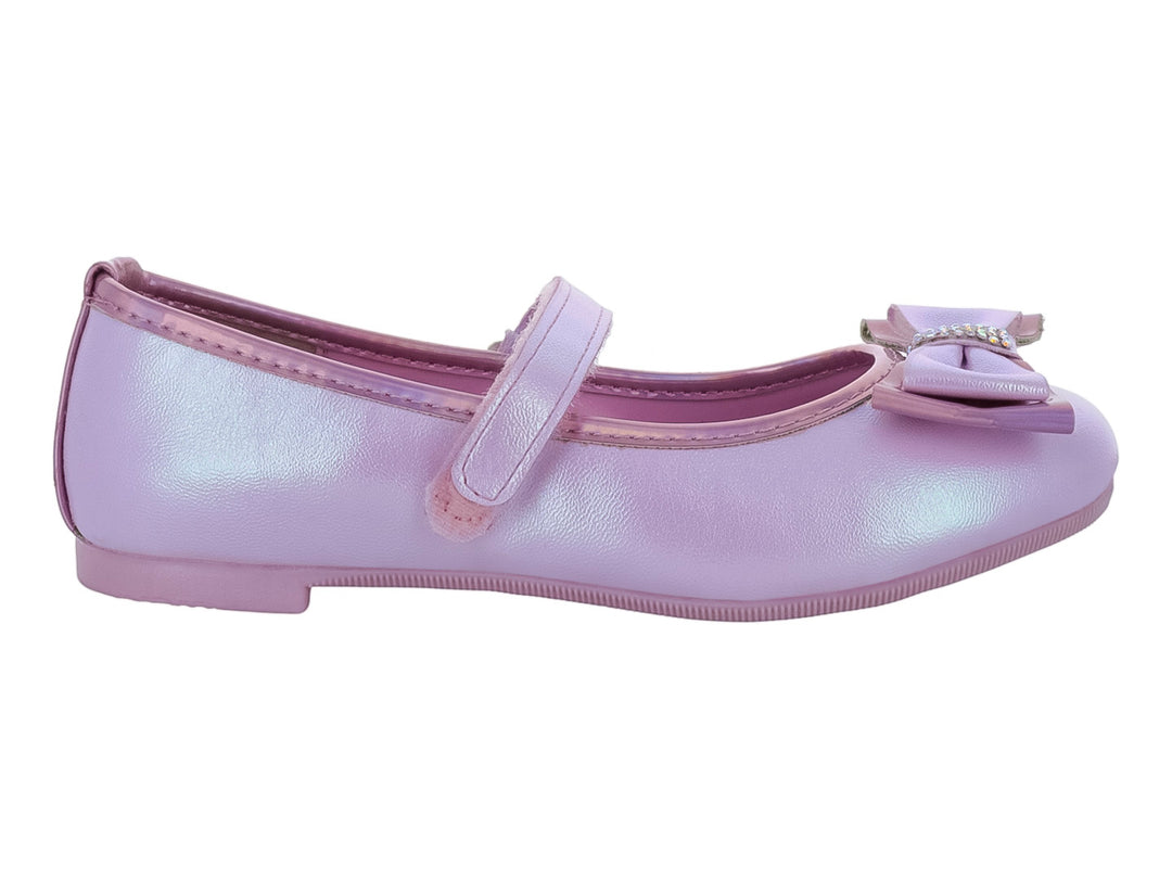 Zapato plano color rosa para niña con moño decorativo y correa de ajuste.