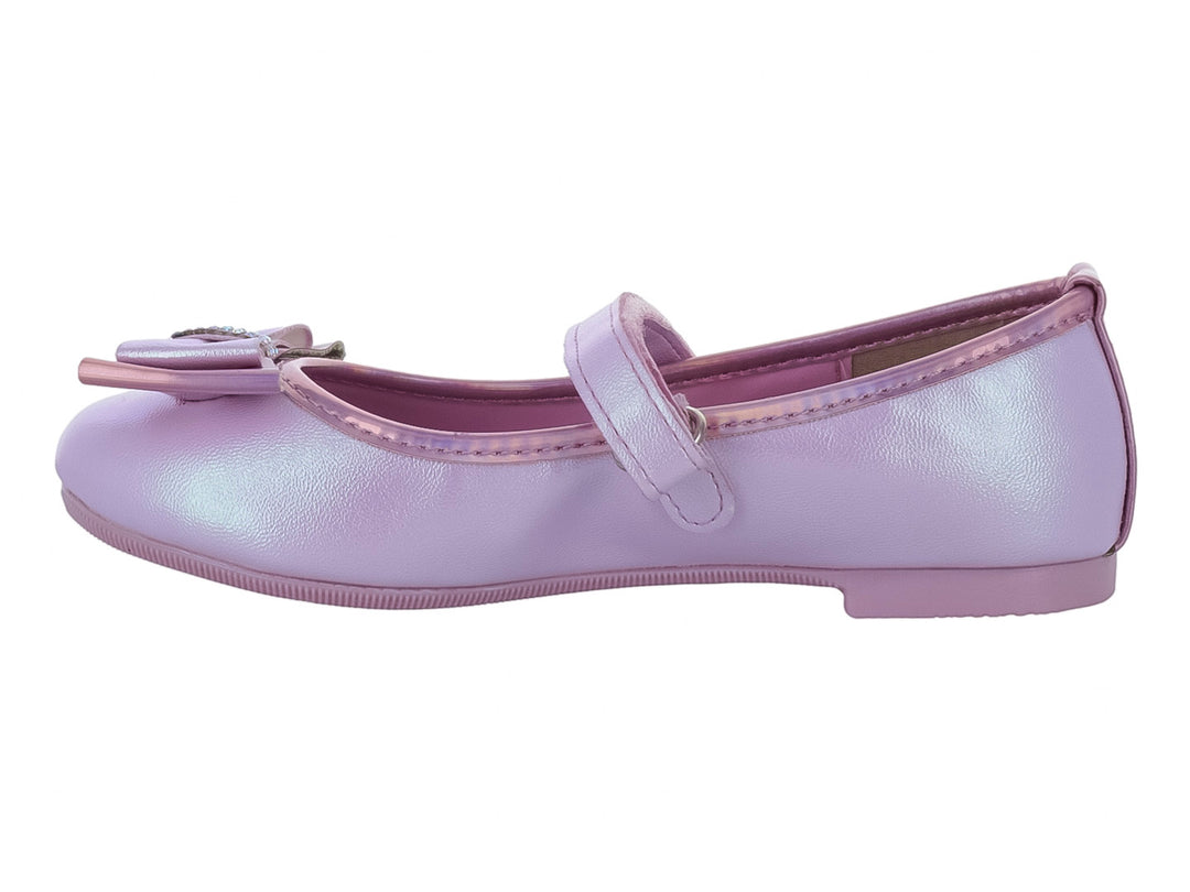 Zapato plano color rosa para niña con moño decorativo y correa de ajuste.