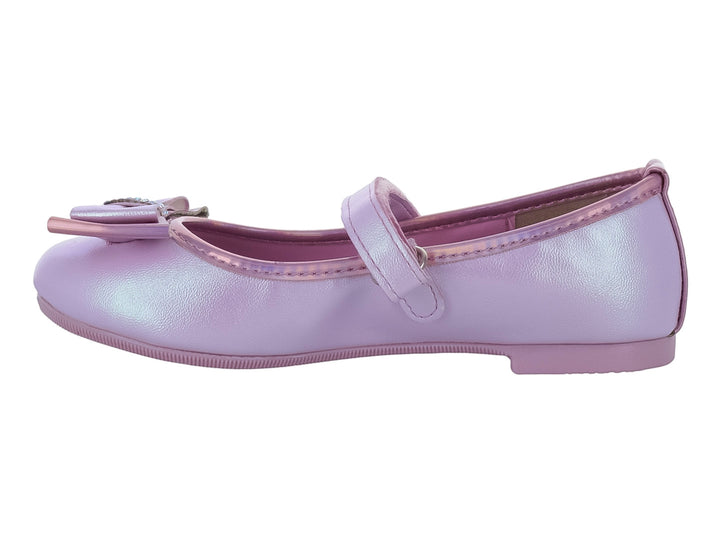 Zapato plano color rosa para niña con moño decorativo y correa de ajuste.
