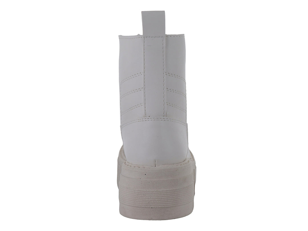 Bota de plataforma color gris claro con cordones y suela track dentada.