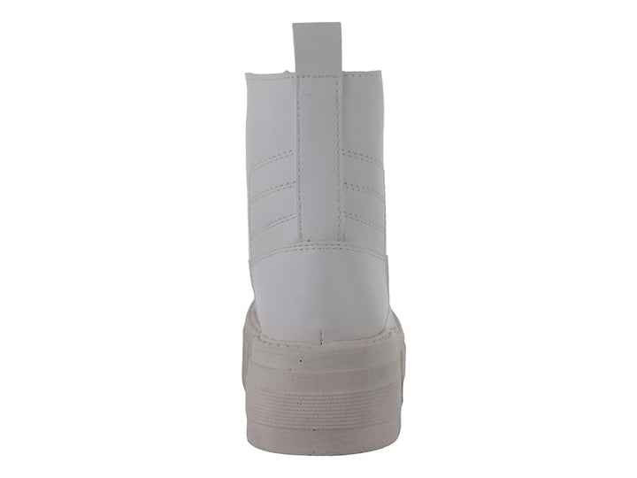 Bota de plataforma color gris claro con cordones y suela track dentada.