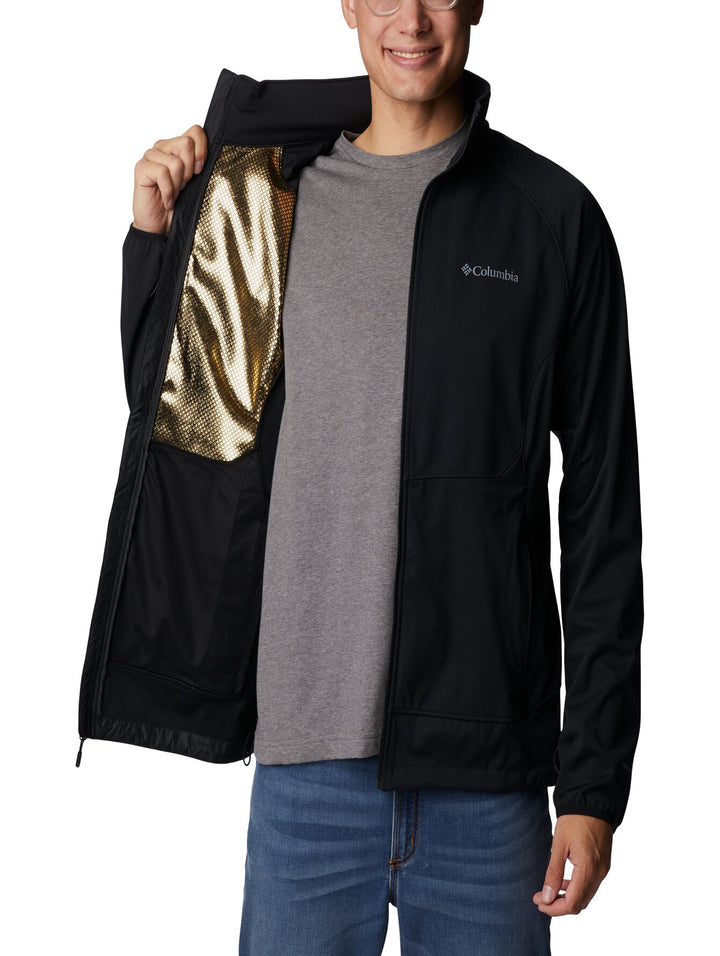 Chaqueta softshell Columbia color negro para hombre con cierre frontal completo y cuello alto.