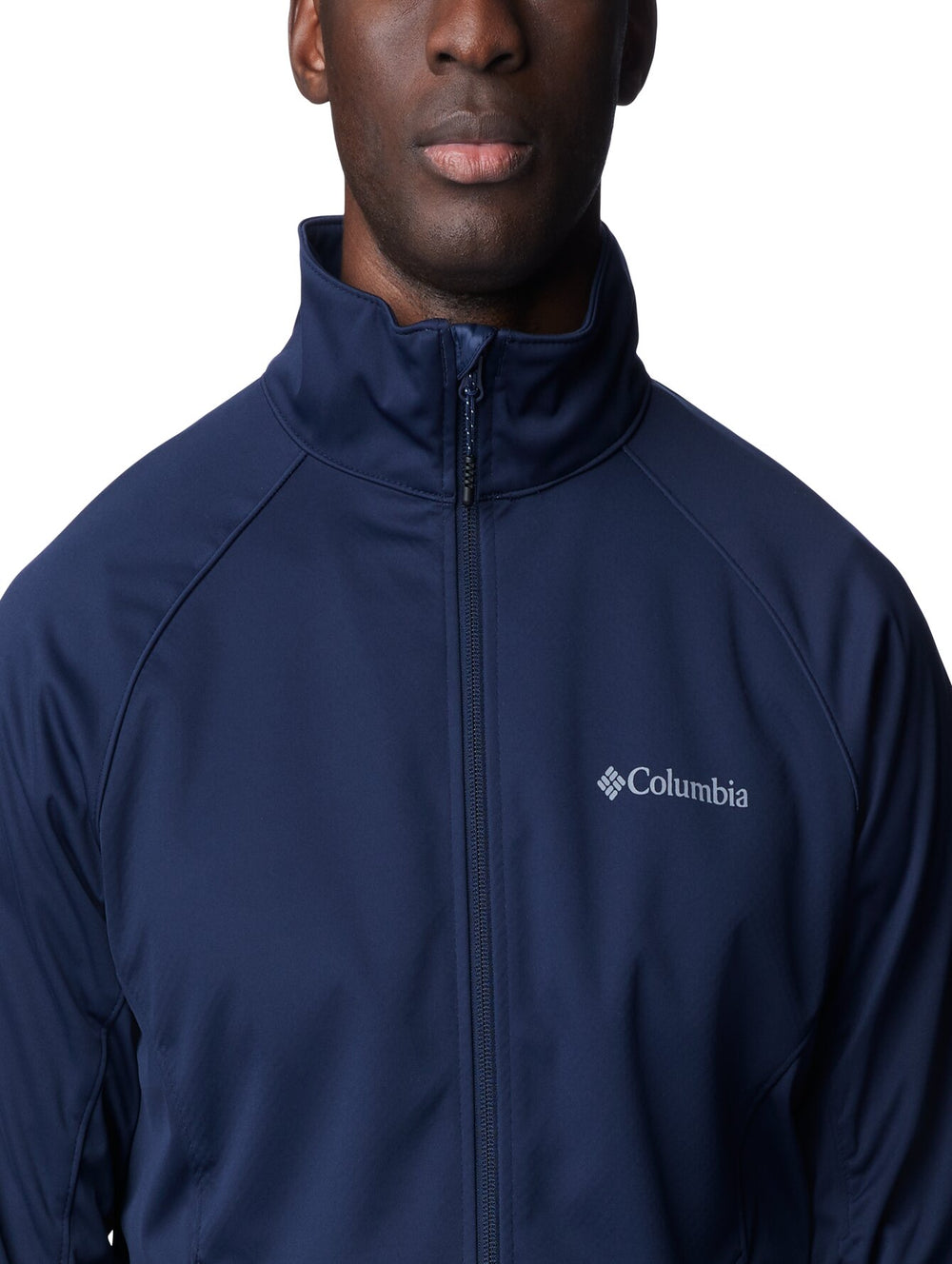Chaqueta softshell Columbia color azul marino con cierre frontal y cuello alto.