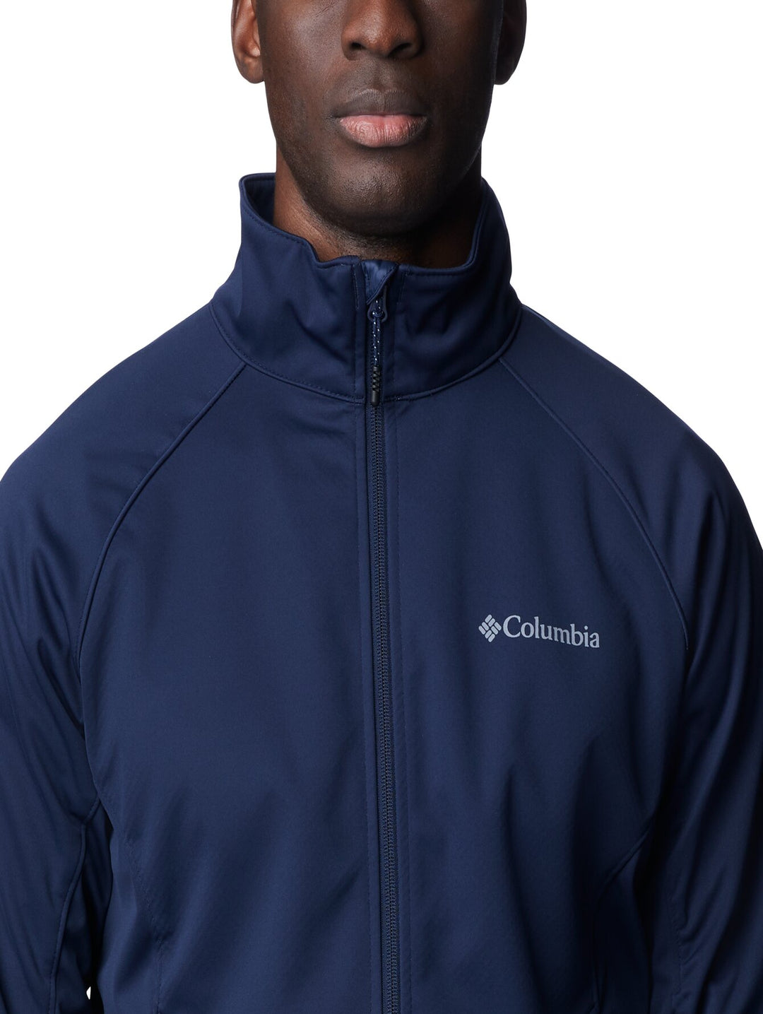 Chaqueta softshell Columbia color azul marino con cierre frontal y cuello alto.