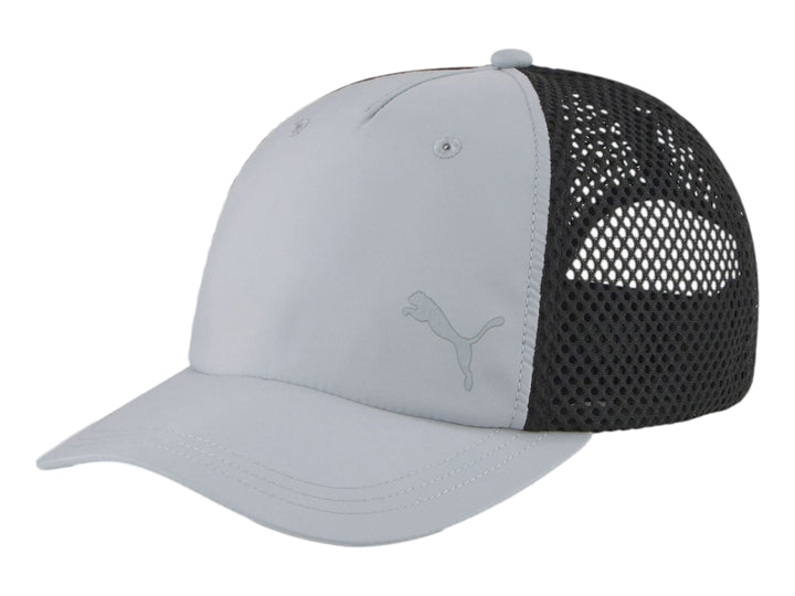 Gorra PUMA Running Trucker Cap color gris con panel trasero de malla negra.