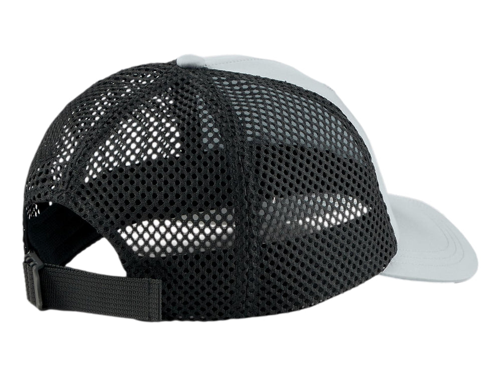 Gorra PUMA Running Trucker Cap color gris con panel trasero de malla negra.