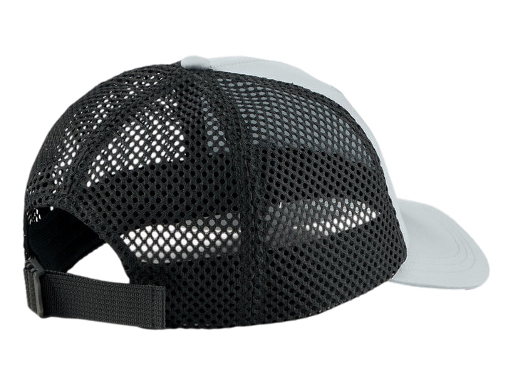 Gorra PUMA Running Trucker Cap color gris con panel trasero de malla negra.