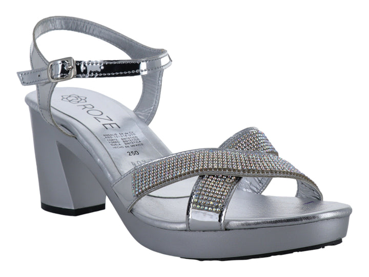 Sandalia color plata con tacón bloque, plataforma y tiras decoradas con brillantes.