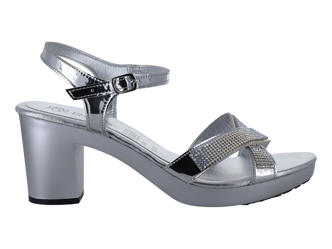 Sandalia color plata con tacón bloque, plataforma y tiras decoradas con brillantes.