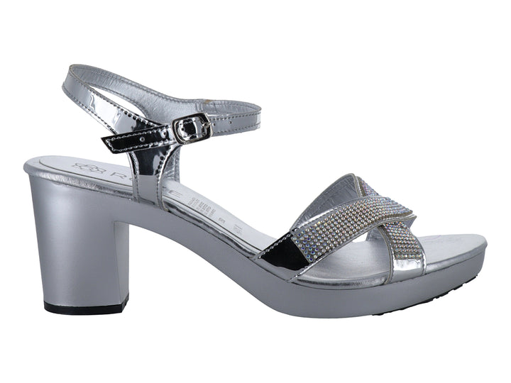 Sandalia color plata con tacón bloque, plataforma y tiras decoradas con brillantes.