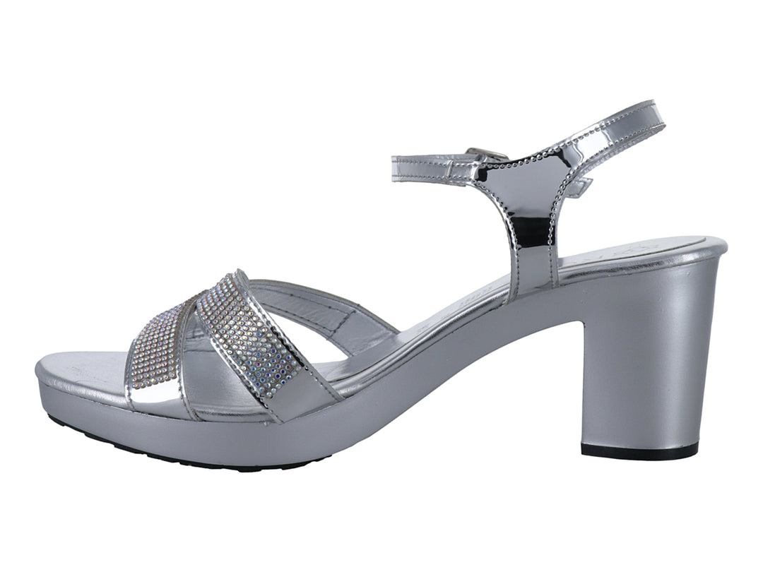 Sandalia color plata con tacón bloque, plataforma y tiras decoradas con brillantes.